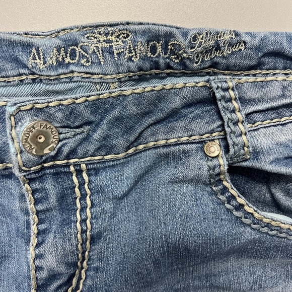 Almost Famous Women Junior’s Light Medium Wash Denim Ankle Jeans Size 15 X 24’ - Picture 5 of 7